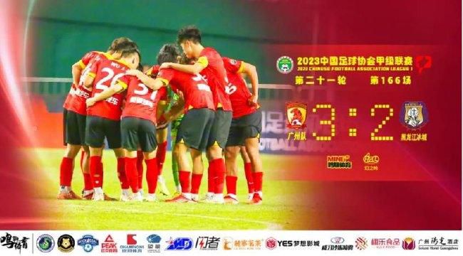 第9分钟，沃克右路再次斜向传中，被挡出后迪亚斯直接远射，差得不多。